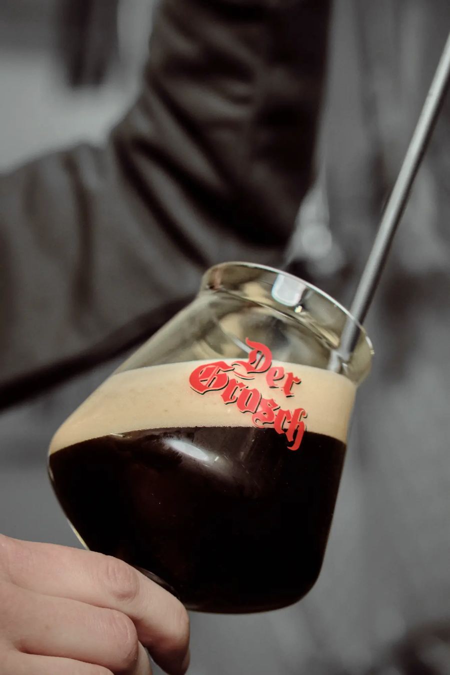 Dunkles Bier in einem Verkostungsglas