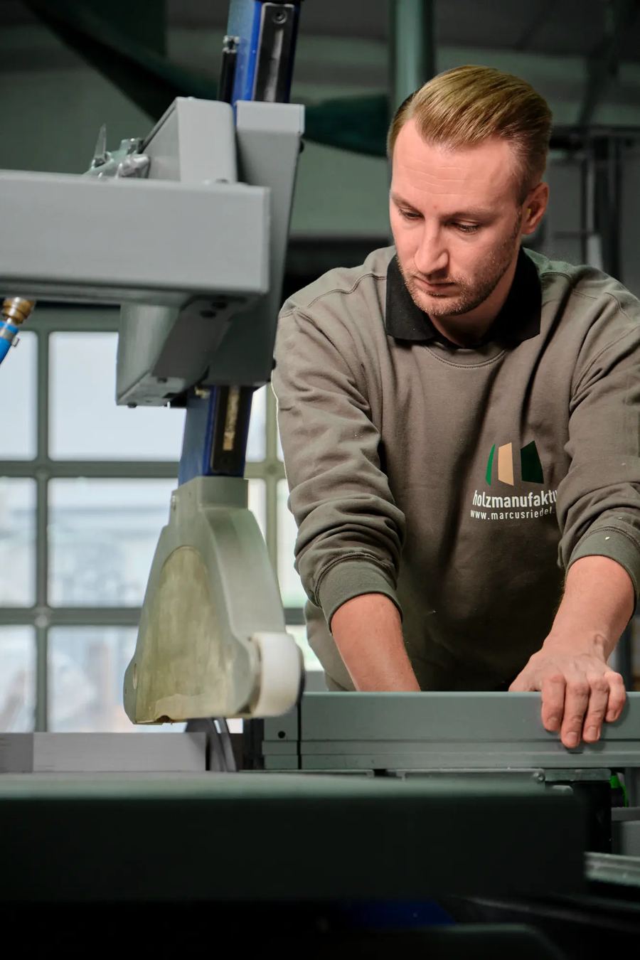Mitarbeiter bei der Arbeit an einer Maschine in der Werkstatt