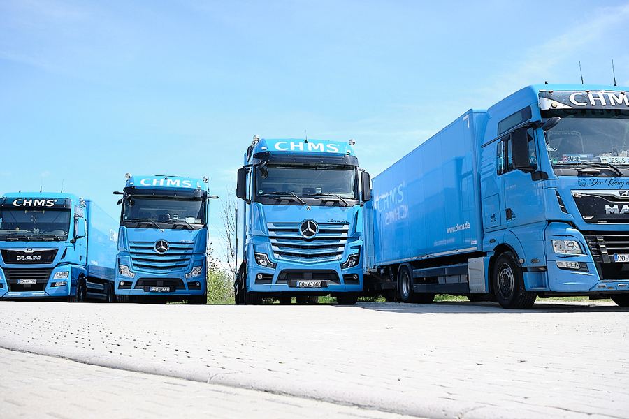 Blaue Lkw-Flotte nebeneinander auf dem Betriebshof