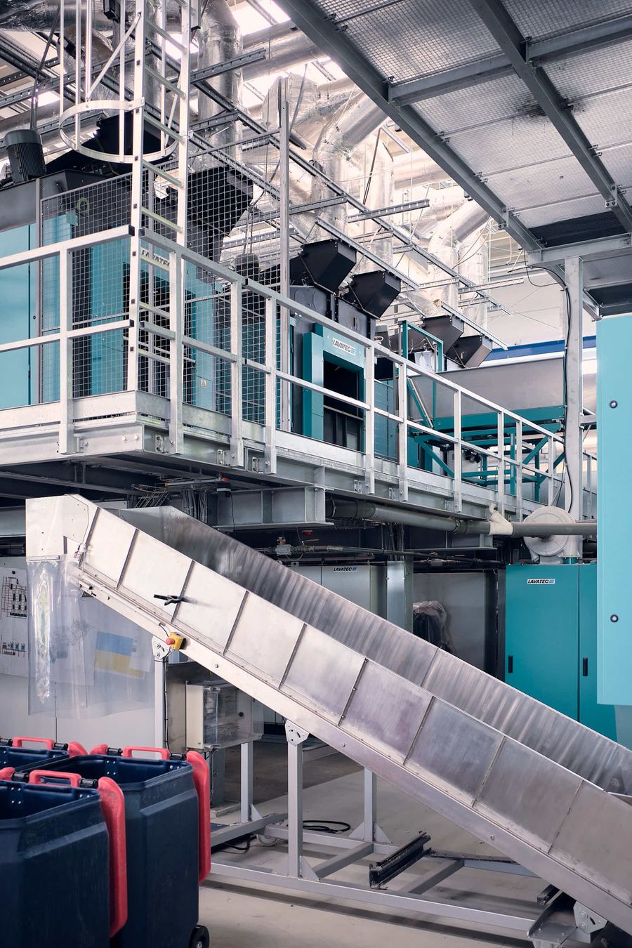 Förderanlage mit Bedienplattform in einer Produktionshalle