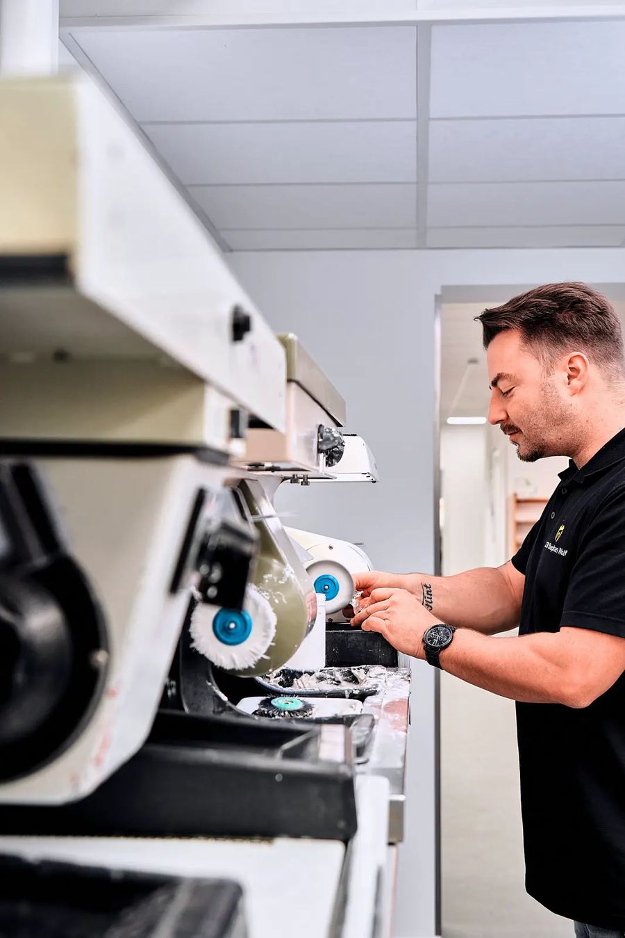 Mitarbeiter an einer Maschine in einer Werkstatt