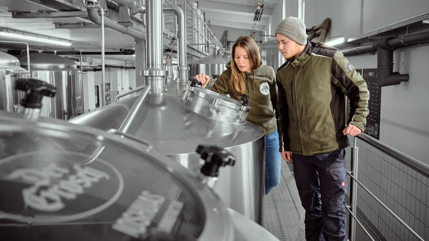 Team bei der Arbeit in einer Produktionshalle